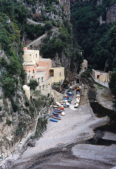 Photo: Atai, an Amalfi Coast town with the narrow windy road that had been chiseled out of the stone hillside